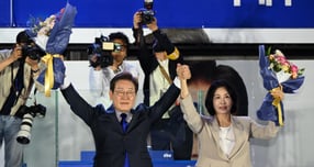 1963년 10월23일, 경북 안동 예안면 도촌리의 깊은 산골에서 9남매 중 일곱째로 태어난 이재명의 유년은 가난과 고된 노동의 연속이었다. 사진은 이재명 당선인의 어린시절(가운데) 모습. /사진=이재명 블로그