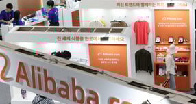 신세계그룹과 알리바바의 합작법인(JV) 출범으로 국내 이커머스 시장의 지각 변동이 예고된 가운데, 이은희 인하대 소비자학과 교수는 이번 연합이 저가 정책과 AI 초개인화를 강점으로 내세워 쿠팡과 네이버 쇼핑 등에 위협이 될 수 있다고 분석했다. 사진은 지난 7월 서울 강남구 코엑스에서 개막한 한국수입박람회에 들어선 알리바바 부스. /사진=뉴시스