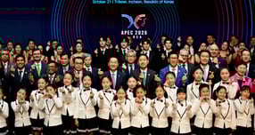 유정복 인천시장이 21일 연수구 트라이보울에서 열린 &#039;APEC 재무장관회의 만찬 공연&#039;을 마친 뒤 기념촬영을 하고 있다. /사진제공=인천시