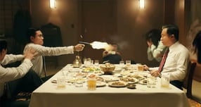 서울 중구 궁정동 중앙정보부 안전가옥에서 열린 만찬 자리에서 박정희 대통령이 김재규 중앙정보부장에게 피살됐다.  장면은 영화 남산의부장들에서 중앙정보부장 김규평(이병헌 분)이 박통(이성민 분)에게 격발하는 모습. /사진=유튜브 채널 '숏박스' 캡처