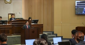 주광덕 남양주시장이 24일 열린 제315회 남양주시의회 임시회 제1·2차 본회의에서 시의원들의 시정질문에 답하고 있다. /사진제공=남양주시