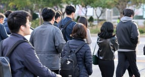 사진은 지난 22일 오전 서울 종로구 광화문네거리에서 두꺼운 외투를 입은 시민들의 모습. /사진=뉴시스