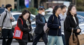 사진은 21일 서울 종로구 광화문네거리에서 두꺼운 옷차림을 한 시민들이 이동하는 모습. /사진=뉴시스