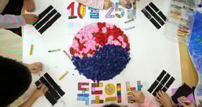 독도의 날(10.25)을 이틀 앞둔 23일 광주 북구청어린이집에서 아이들이 색종이를 이용해 도화지에 모자이크로 태극기와 한반도 모양을 꾸미고 있다. / 사진=광주 북구
