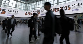 경주 전역이 '2025 APEC 정상회의'를 앞두고 국제회의 도시로 탈바꿈했다. 사진은 서울 용산구 한강대로 서울역 맞이방 대형 전광판에 APEC 홍보 영상이 나오는 모습. /사진=뉴스
