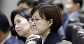 국정감사가 계속되는 가운데 여야는 김현지 대통령실 제1부속실장 출석 등을 두고 공방이 이어질 것으로 보인다. 사진은 김현지 제1부속실장이 지난 21일 서울 용산 대통령실 청사에서 열린 국무회의에 배석한 모습. /사진=뉴시스