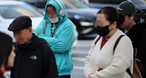 27일은 강한 바람이 불 것으로 예상된다. 사진은 지난 21일 오전 서울 광화문 네거리에서 시민들의 모습. /사진=뉴스1