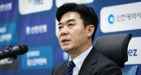 윤정환 감독이 조기 우승에 대한 의지를 피력했다. 사진은 윤정환 인천 유나이티드 FC 신임 감독이 26일 인천시 연수구 인천 유나이티드 FC 축구센터에서 열린 취임 기자회견에서 취재진 질문에 답하는 모습. /사진=뉴스