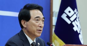 더불어민주당이 장동혁 국민의힘 대표의 부동산 6채 보유 논란에 대해 입을 열었다. 사진은 박수현 더불어민주당 수석대변인이 26일 서울 여의도 국회에서 현안 관련 기자간담회를 하는 모습. /사진=뉴스