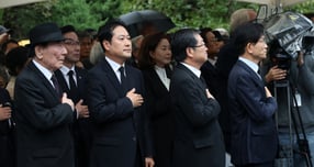 장동혁 국민의힘 대표가 26일 박정희 전 대통령 서거 46주기를 맞아 추도식에 참석했다. 사진은 26일 서울 동작구 국립서울현충원 고 박정희 전 대통령 묘역에서 열린 박 전 대통령 서거 46주기 추모식에서 장동혁 국민의힘 대표를 비롯한 참석자들이 국민의례를 하는 모습. /사진=뉴시스