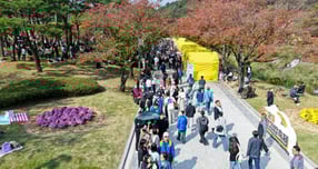26일 김천 직지사 사명대사공원 일원에서 열린 '김천김밥축제' 현장. 김밥 부스마다 긴 대기줄이 형성되며 관광객들로 북적이고 있다. /사진제공=김천시