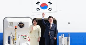 아세안 정상회의 일정을 마친 이재명 대통령과 김혜경 여사가 27일(현지시각) 말레이시아 쿠알라룸푸르 국제공항에서 공군1호기에 탑승해 인사하고 있다. /사진=뉴시스
