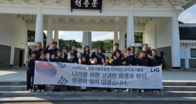 LIG넥스원 임직원과 가족 30여명이 지난 25일 국립서울현충원을 찾아 참배와 묘역 단장 봉사활동을 펼쳤다./사진=LIG넥스원