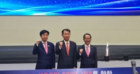 한국거래소는 27일 오후 서울 여의도 한구거래소 서울사무소에서 코스피 4000 돌파 기념식을 진행했다.  사진 왼쪽부터 오기형 더불어민주당 '코스피5000특위' 위원장, 정은보 한국거래소 이사장, 강준현 국회 정무위원회 여당 간사./사진=김병탁 기자