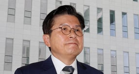 내란 특검팀(특별검사 조은석)이 27일 황교안 전 국무총리 자택 압수수색에 나섰으나 대치끝에 불발됐다. 사진은 지난달 15일 황교안 자유와혁신 대표가 서울 양천구 남부지법에서 열린 국회 패스트트랙(신속처리안건) 충돌 사건 1심 결심 공판에 출석하고 있는 모습. /사진=뉴스