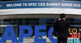 오는 30일, 경주에서 열리는 아시아태평양경제협력체(APEC) 정상회의를 계기로 주요국 정상회담이 잇따라 열릴 예정인 가운데 국내 산업계가 글로벌 통상 환경의 변화에 촉각을 곤두세우고 있다. 사진은 2025 경주 아시아태평양경제협력체(APEC) CEO 서밋 개막일인 28일 CEO 서밋이 열리는 경북 경주예술의전당 앞에서 참가 기업인들이 사진을 찍고 있는 모습. /사진=뉴스