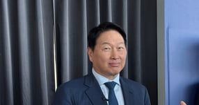 최태원 SK그룹 회장이 &#039;APEC 2025&#039; 최고경영자(CEO) 서밋 부대행사 &#039;퓨처테크포럼 AI&#039; 이후 기자들의 질문에 답하고 있다. /사진=공동 기자단