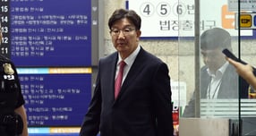 통일교 측으로부터 불법 정치자금 1억원을 수수한 혐의로 구속기소된 권성동 국민의힘 의원의 첫 재판이 다음 달 3일로 연기됐다. 사진은 전직 통일교 간부에게 불법 정치자금을 수수한 혐의를 받는 권성동 국민의힘 의원이 지난달 16일 서울 서초구 서울중앙지법에서 구속 전 피의자 심문(영장실질심사)을 마친 뒤 대기 장소인 서울구치소로 향하는 모습. /사진=뉴시스