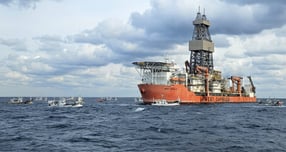 한국가스공사 등기임원들의 자사주 매도가 &#039;대왕고래&#039; 유전 개발 프로젝트 발표 당일인 지난 6월3일과 그 이튿날에 집중된 것으로 드러나 논란이 일고 있다. 사진은 지난 20일 경북 포항시 구룡포홍게통발어민들이 탄 어선들이 동해심해가스 석유전 개발사업인 &#039;대왕고래&#039; 1차 시추작업 지점인 포항 앞 바다에서 시추선 &#039;웨스트 카펠라호&#039; 앞에서 어장 피해 보상을 요구하는 해상시위를 벌이고 있는 모습. /사진=뉴스