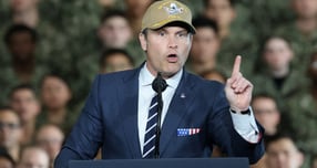 피트 헤그세스 미 국방부 장관이 방한 첫 일정으로 판문점 공동경비구역(JSA)을 찾는다. 사진은 헤그세스 장관이 28일 일본 요코스카 미 해군 기지를 방문해 연설한 모습. /사진=로이터