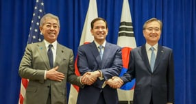 한국·미국·일본 외교장관회담이 오는 29일 오후 비공개로 개최된다. 사진은 조현 외교부 장관(오른쪽)이 지난달 22일(현지시각) 미국 뉴욕에서 열린 한·미·일 외교장관 회의에서 마르코 루비오 미국 국무장관(가운데), 이와야 다케시 일본 외무대신과 기념 촬영 한 모습. /사진=뉴스1(외교부 제공)