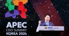 최태원 대한상공회의소 회장이 28일 저녁 경주 화랑마을 어울마당에서 열린 ‘2025 APEC CEO 서밋’ 환영만찬에서 환영사를 하고 있다. / 사진=대한상의