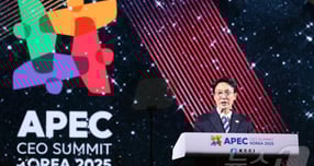 28일 저녁 경주 화랑마을 어울마당에서 열린 ‘2025 APEC CEO 서밋’의 첫 번째 공식 행사인 환영 만찬에서 축사를 하고 있는 김민석 국무총리. /사진=대한상의 제공