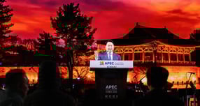 최태원 대한상공회의소 회장이 28일 경주 화랑마을 어울마당에서 열린 &#039;2025 APEC CEO 서밋&#039; 환영만찬에서 환영사를 하고 있다. / 사진=대한상의