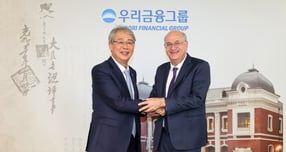 임종룡 우리금융그룹 회장(왼쪽)과 일랑 고우드파잉 미주개발은행(IDB) 총재가 지난 27일 면담을 갖고 기념촬영을 하고 있다./사진=우리금융
