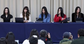 사단법인 한국매니지먼트연합(한매연)이 그룹 뉴진스와 소속사 어도어 간의 분쟁에 대한 입장을 내놓았다. 사진은 지난해 11월 서울 강남구 스페이스쉐어 삼성역센터에서 어도어와의 전속계약 해지 관련 긴급 기자회견에 나선 걸그룹 뉴진스. /사진=뉴시스