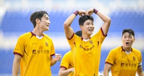 지난 25일 K리그1 34라운드 안양전 광주FC 박인혁 선수가 득점 세리머니를 펼치고 있다./사진=광주FC