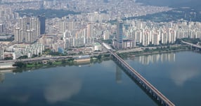  서울 성동구 성수전략정비구역이 시공사 선정 과정에 난항을 겪고 있다. 사진은 서울 송파구 롯데월드타워에서 바라본 한강변 아파트 단지./사진=뉴스