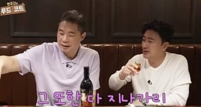 농구선수 출신 방송인 현주엽의 야위 근황에 절친인 축구선수 출신 방송인 안정환이 안타까움을 드러냈다./사진=유튜브 채널 &#039;현주엽의 푸드코트&#039; 캡처