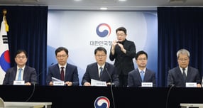 정부가 부동산 불법행위 대응을 위해 범부처 조직 '부동산 감독 추진단'을 다음달 초 가동한다. 사진은 30일 오전 서울 종로구 정부서울청사에서 진행된 부동산 불법행위 대응 관계 부처 합동브리핑 모습. 왼쪽부터 오상훈 국세청 자산과세국장, 김규철 국토교통부 주택토지실장, 김용수 국무2차장, 신진창 금융위원회 사무처장, 홍석기 경찰청 수사국장. /사진=뉴시스