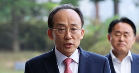 '계엄 해제 의결 방해 의혹'을 받는 추경호 전 국민의힘 원내대표가 내란 특검팀(특별검사 조은석)의 조사를 받고 23시간 만에 귀가했다. 사진은 계엄해제 의결을 방해한 의혹을 받는 추경호 전 국민의힘 원내대표가 지난 30일 오전 내란 특검팀(특별검사 조은석) 사무실에서 피의자 신분으로 조사를 받기 위해 출석하며 입장을 밝히는 모습. /사진=뉴스