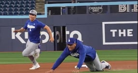 데이브 로버츠 LA다저스 감독이 김헤성과 달리기 대결 중 넘어졌다. 사진은 31일(한국시각) 캐나다 토론토 로저스센터에서 달리기 시합 중인 김혜성(왼쪽)과 로버츠 감독. /사진=다저스 엑스 캡처