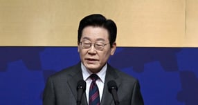 이재명 대통령이 31일 APEC 정상회의가 열리는 화백컨벤션센터(HICO)에서 각국 정상들과 인사를 나눴다. 사진은 이 대통령이 지난 29일 경북 경주예술의전당에서 열린 아시아태평양경제협력체(APEC) CEO 써밋에서 특별연설 한 모습. /사진=뉴시스(공동취재)