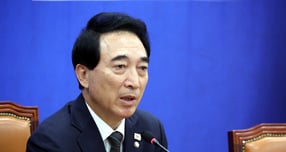 더불어민주당 지도부는 최근 딸 결혼힉 관련 축의금 논란이 인 초치민희 과학기술정보방송통신위원장의 거취에 대해 '사퇴'를 염두에 두고 있지 않다고 밝혔다. 사진은 박수현 더불어민주당 수석대변인이 지난 26일 오전 서울 여의도 국회에서 열린 현안관련 기자간담회에서 발언하는 모습. /사진=뉴스