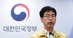 정부가 지난 9월 국가정보자원관리원(국정자원) 대전센터 화재로 중단된 정부 전상망 복구를 11월 셋째주까지 완료할 방침이다. 사진은 김민재 중앙재난안전대책본부 1차장(행정안전부 차관)이 31일 서울 종로구 정부서울청사에서 열린 국정지원 행정정보시스템 화재 관련 중대본 회의 결과 브리핑 하는 모습. /사진=뉴스