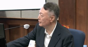 체포 방해 혐의 재판에 출석한 윤석열 전 대통령이 김건희 여사를 '여사' 호칭 없이 지칭하는 특검팀에게 날카로운 반응을 보였다. 사진은 윤석열 전 대통령이 지난달 26일 서울 서초구 서울중앙지방법원에서 열린 윤석열 전 대통령에 대한 '특수공무 집행 방해, 직권남용 권리행사 방해 혐의' 재판에서 발언하는 모습. /사진=뉴시스(서울중앙지방법원 제공 영상 캡처)