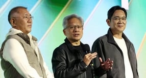 지난 30일 서울 강남구 코엑스 K-POP 광장에서 열린 지포스 게이머 페스티벌 연단에 오른 정의선 현대차 회장(왼쪽), 젠슨 황 엔비디아 CEO(가운데), 이재용 삼성전자 회장(오른쪽). /사진=뉴스1(공동취재)