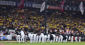LG트윈스와 한화 이글스의 한국시리즈(KS) 4차전 TV 시청률이 포스트시즌 두 번째로 두 자릿수를 넘겼다. 사진은 지난 30일 대전 한화생명볼파크에서 열린 2025 신한 SOL 뱅크 포스트시즌 한국시리즈 4차전에서 승리한 LG가 관중들에게 인사를 하는 모습. /사진=뉴스