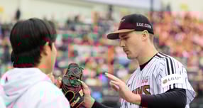 LG트윈스와 한화 이글스가 선발로 각각 앤더슨 톨허스트와 문동주를 예고했다. 사진은 지난 26일 서울 송파구 잠실야구장에서 열린 2025 신한 SOL 뱅크 KBO리그 포스트시즌 한국시리즈 1차전에 선발 등판한 톨허스트. /사진=뉴스