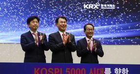 정은보(가운데) 한국거래소 이사장과 오기형 코스피5000특위위원장, 강준현 더불어민주당 의원이 지난 27일 서울 영등포구 KRX 한국거래소 서울사무소에서 열린 코스피 사상 최초 4000 돌파 기념행사에서 세리머니를 하고 있다./사진=뉴시스