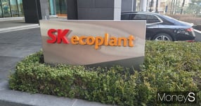 SK에코플랜트가 그룹 내 반도체 전문가 김영식 SK하이닉스 양산총괄(CPO)을 신임 사장으로 내정했다. 내년으로 예정된 기업공개(IPO) 준비 작업을 본격화할 전망이다. 사진은 종로구 SK에코플랜트 사옥 현판. /사진=김창성 기자