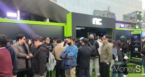 지난 30일 서울 코엑스에서 열린 &#039;지포스 게이머 페스티벌&#039;(지포스)에 마련된 엔씨소프트 부스에 사람들이 줄을 지어 시연 기회를 기다리고 있다. /사진=양진원 기자 