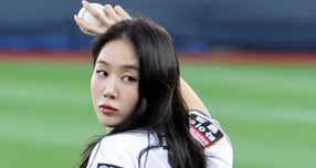 가수 소유가 미국 델타 항공으로부터 사과 받았다. 사진은 지난 8월 수원KT위즈파크에 열린 2025KBO리그 KT위즈와 SSG랜더스 경기에서 시구에 나선 가수 소유. /사진=스타뉴스