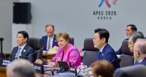 이재명 대통령이 31일 경북 경주시 라한셀렉트호텔에서 열린 2025 APEC(아시아태평양경제협력체) 정상회의 만찬에서 건배를 건넸다. 사진은 31일 이재명 대통령이 경북 경주시 경주화백컨벤션센터에서 열린 2025 APEC(아시아태평양경제협력체) 정상회의 제1세션을 주재하고 있는 모습. /사진=뉴시스(대통령실 제공)