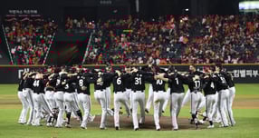 LG트윈스가 한화 이글스를 꺾고 네 번째 우승을 차지했다. 사진은 31일 대전 한화생명볼파크에서 열린 2025 신한 SOL 뱅크 KBO리그 포스트시즌 한국시리즈 5차전에 통합 우승을 확정한 LG선수단. /사진=뉴스1