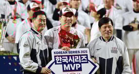 LG트윈스 김현수가 세 번째 우승 반지를 차지했다. 사진은 지난 31일 2025 신한 SOL 뱅크 KBO리그 포스트시즌 한국시리즈 MVP를 차지한 김현수. /사진=뉴스